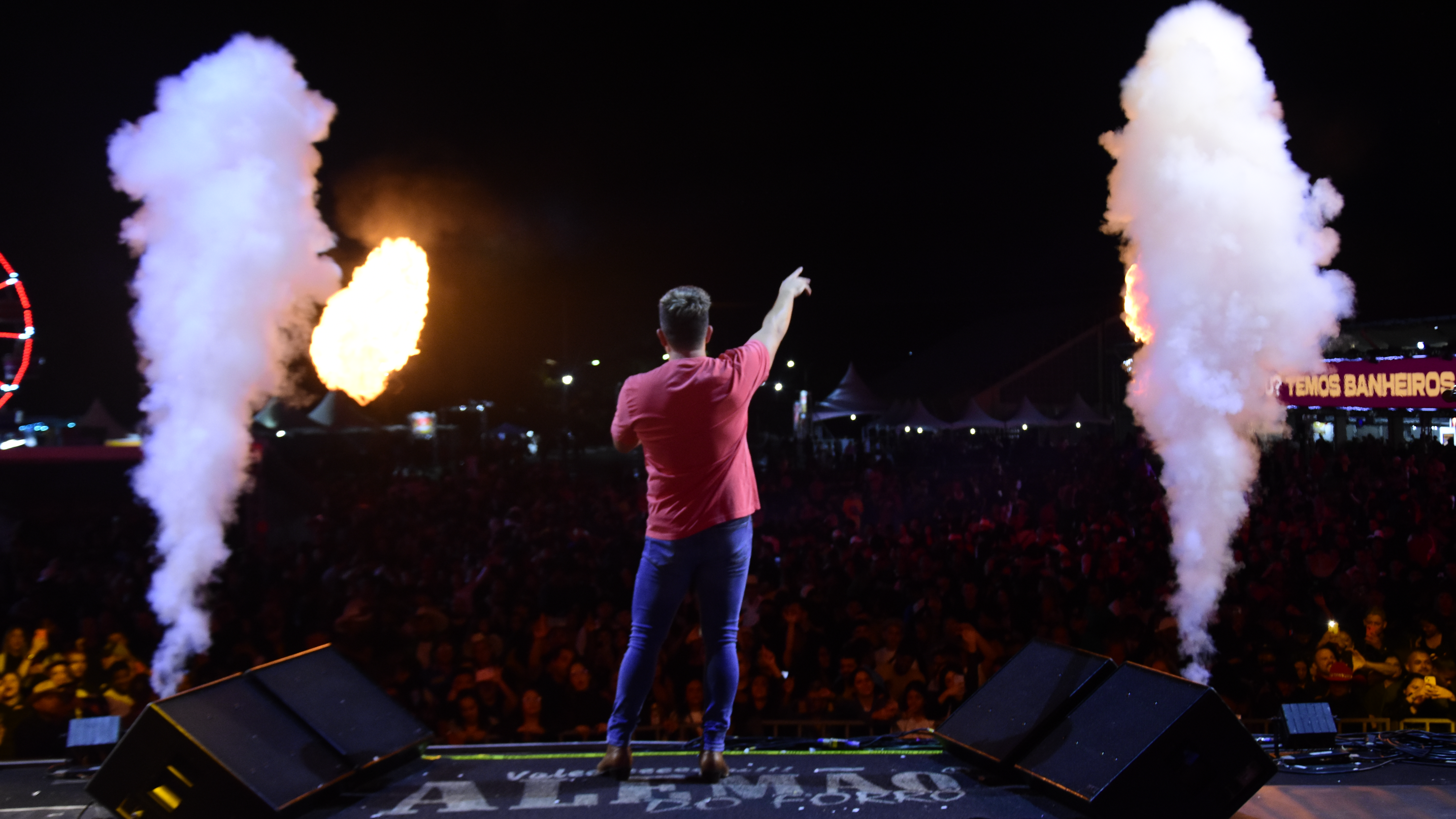 Sertanejo e forró animam mais de 25 mil pessoas na primeira noite de Festa do Divino