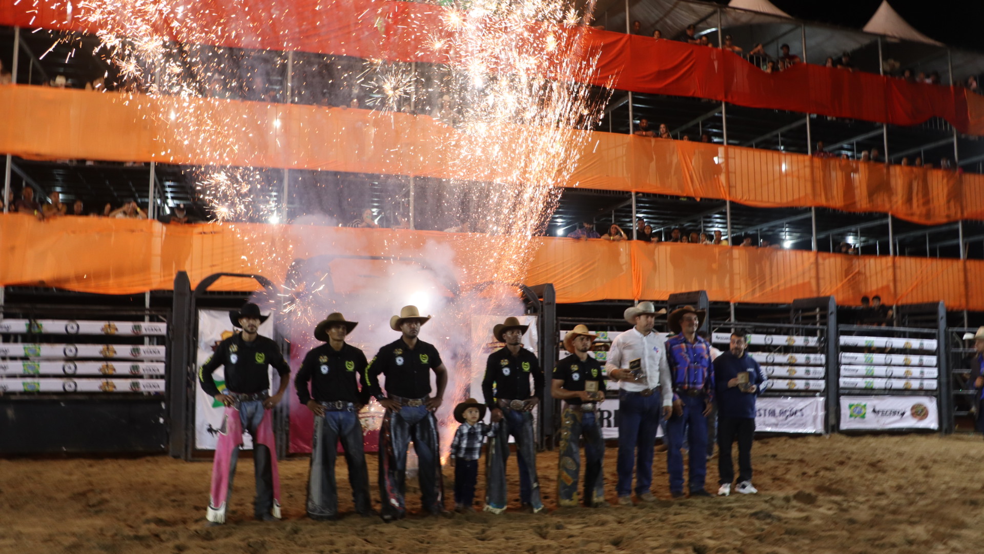 Cinco primeiros colocados do rodeio. O torneio é realizada pela Marçal Rodeios, com apoio da Prefeitura de Viana l Foto: Kaio Torres