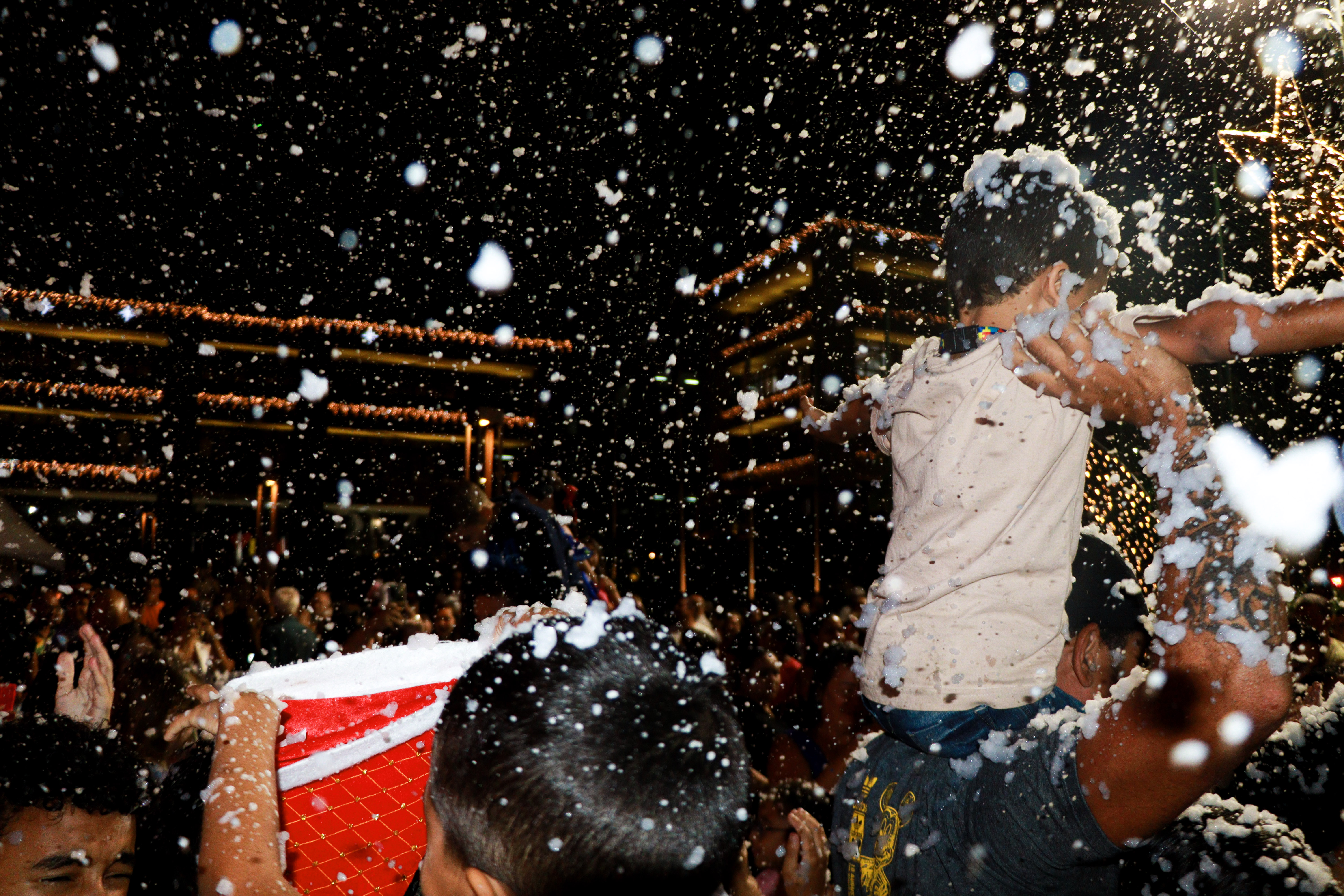 Natal Encantos de Viana – A Luz que Une a Cidade traz neve, Papai Noel e magia às praças do município