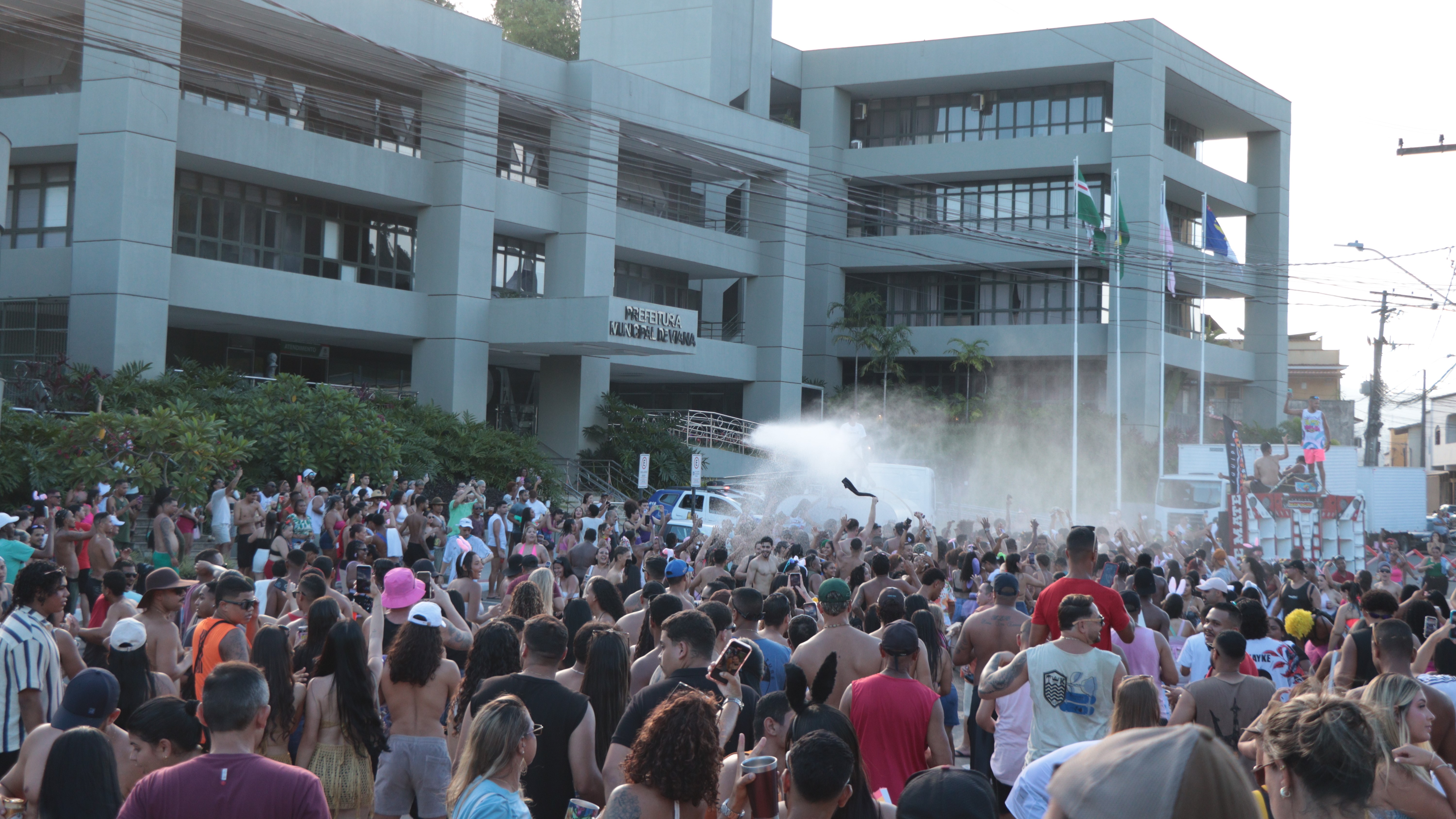 Segundo dia do CarnaViana leva cerca de 4 mil foliões às ruas de Viana Sede
