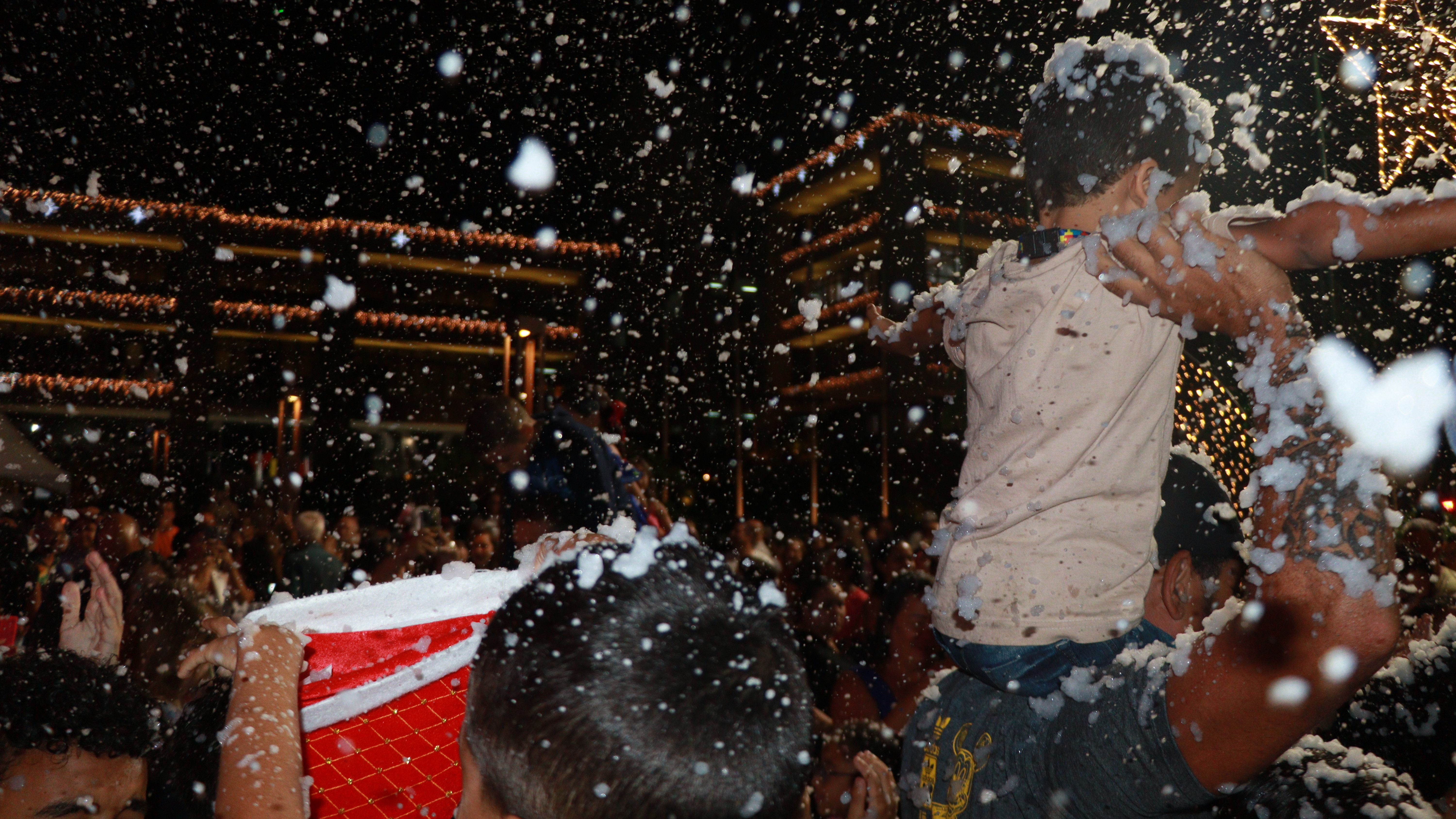 Natal Encantos de Viana – A Luz que Une a Cidade traz neve, Papai Noel e magia às praças do município