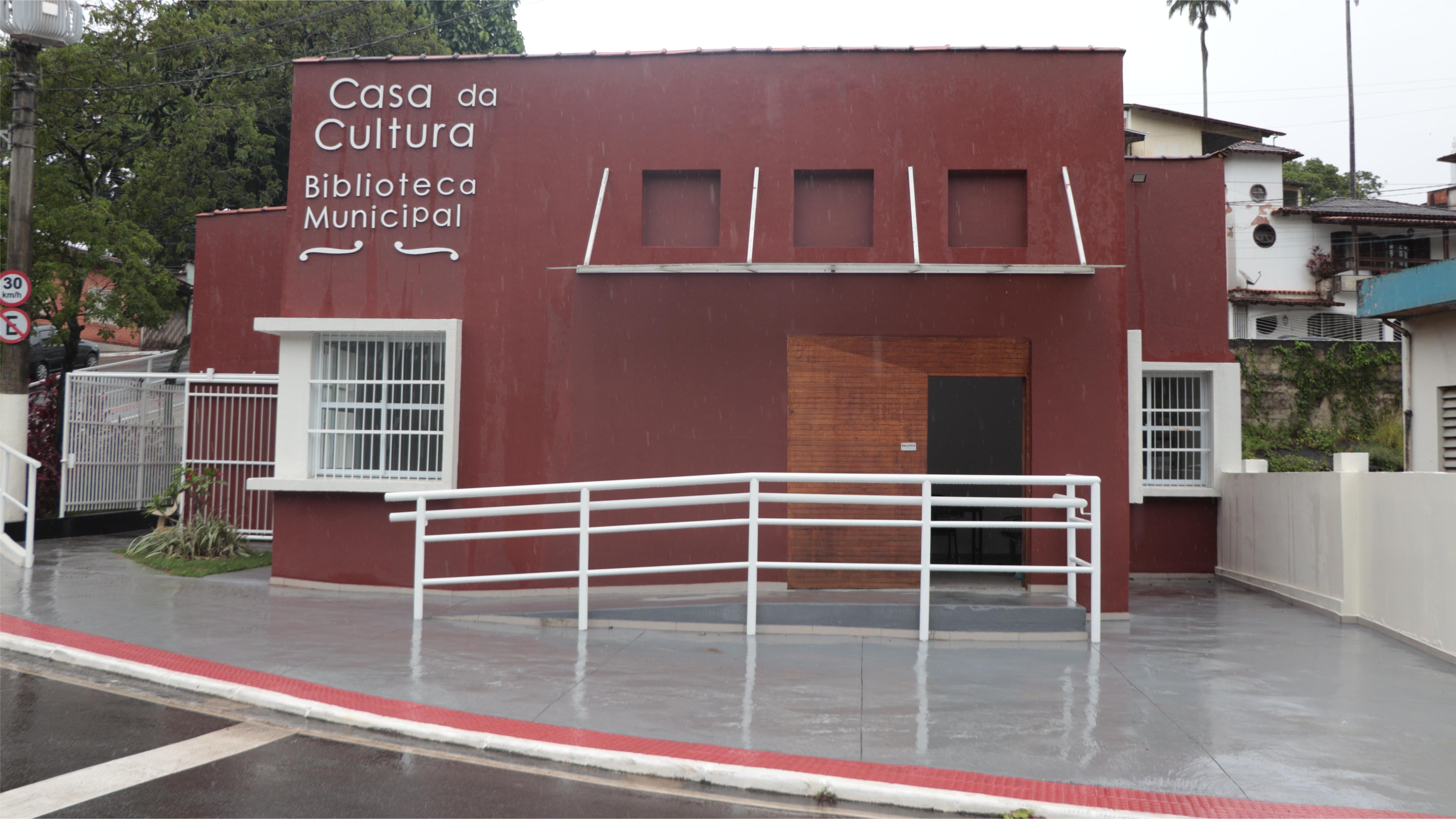 Poesia toma conta da calçada da Biblioteca Municipal de Viana nesta sexta-feira (27)