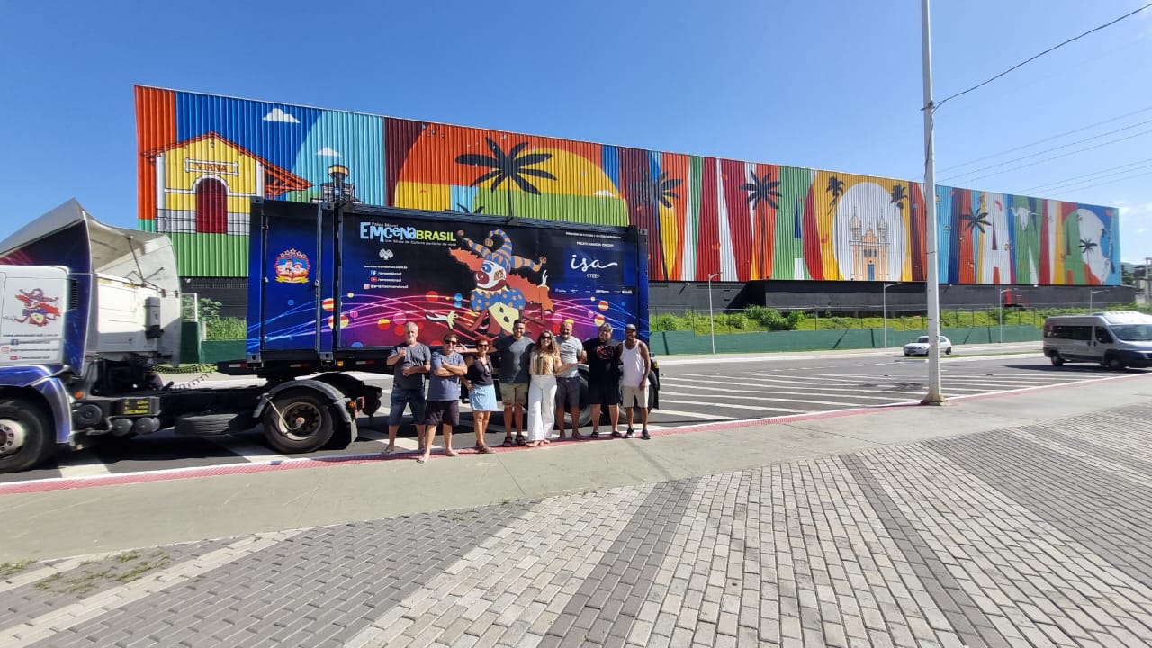 Grupo circense traz teatro, cinema e recreação para o Parque Linear