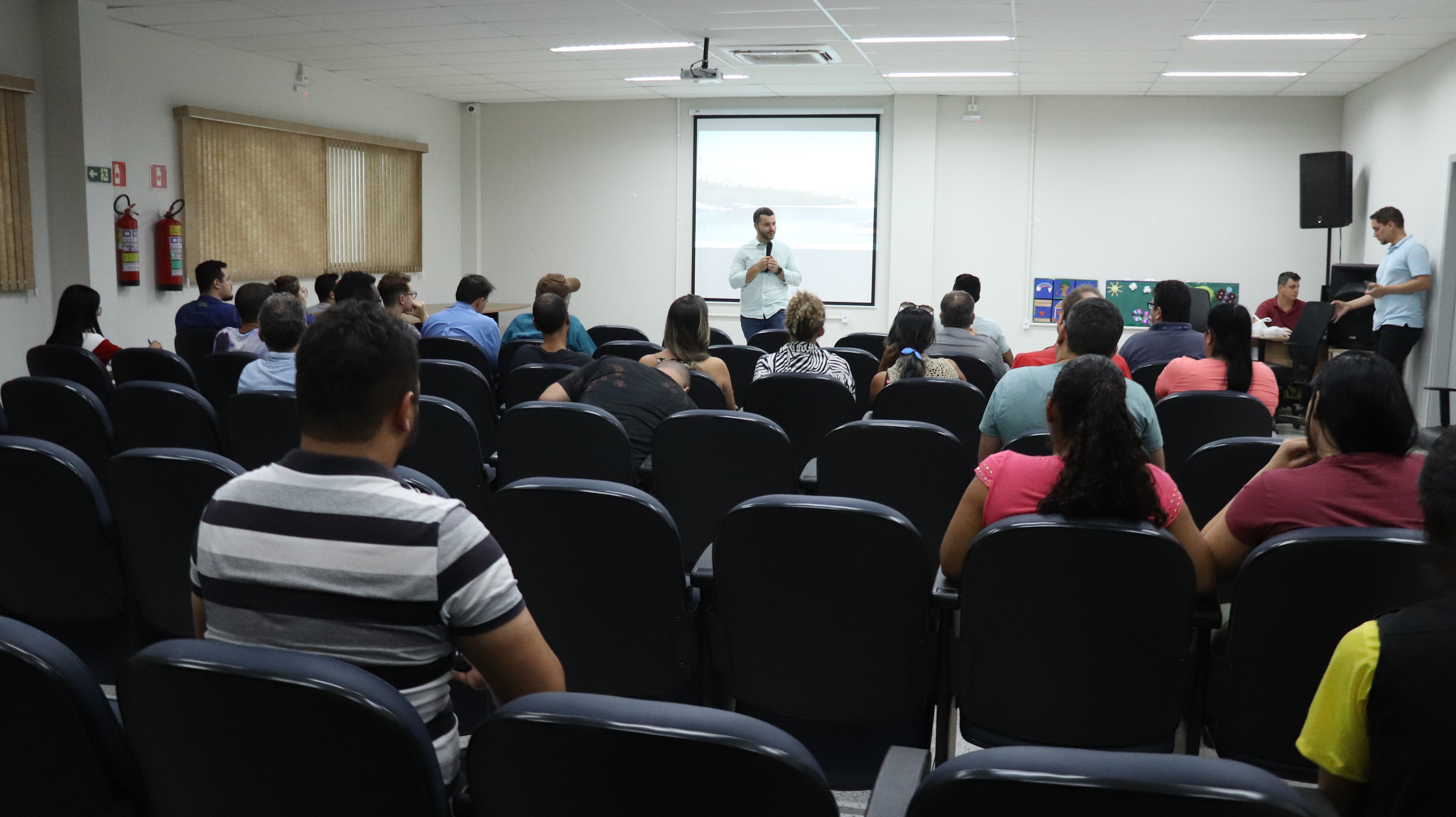 Prefeitura de Viana oferece palestra sobre marketing digital para empreendedores