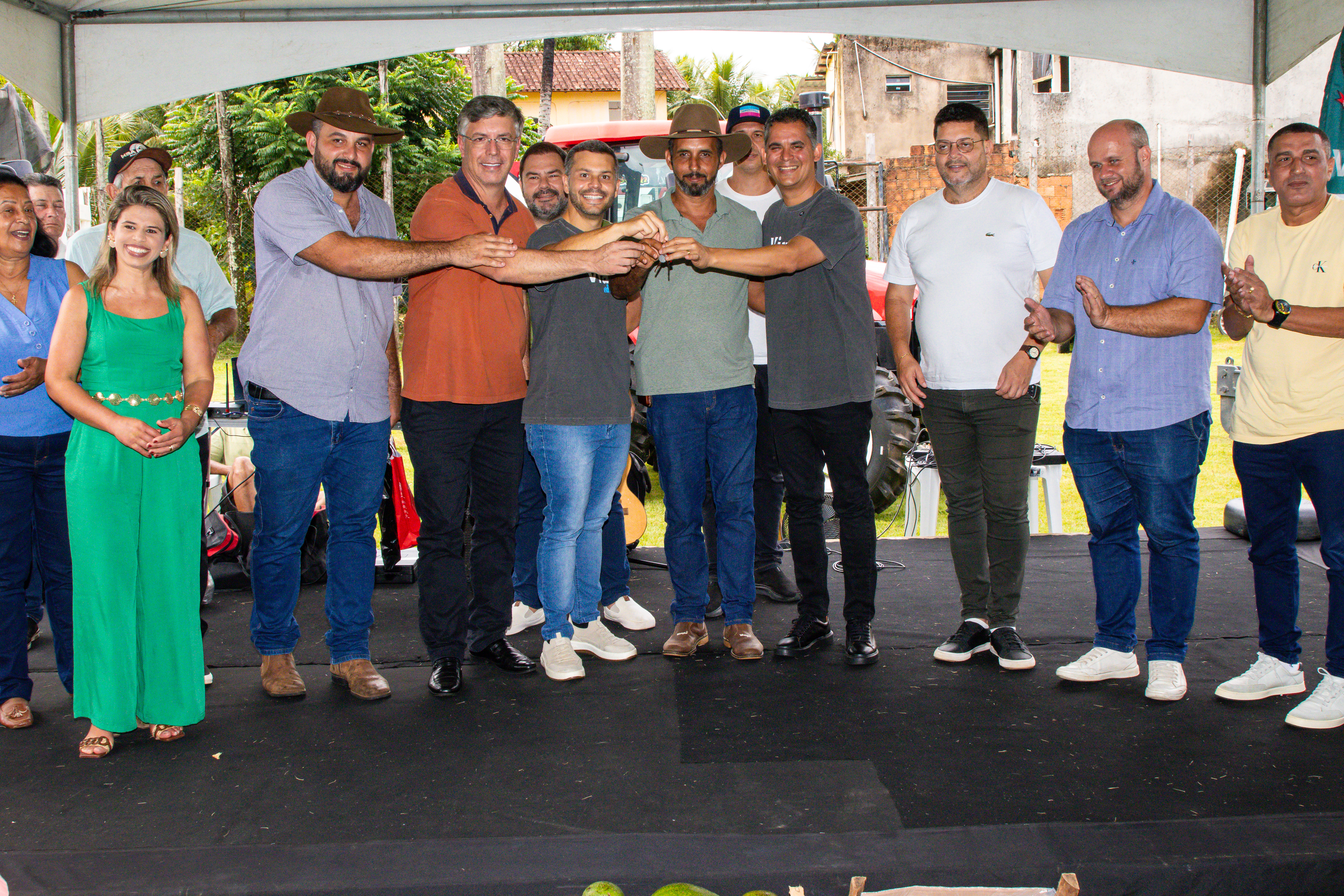 Agricultura fortalecida: Associação recebe trator para impulsionar produção rural em Viana