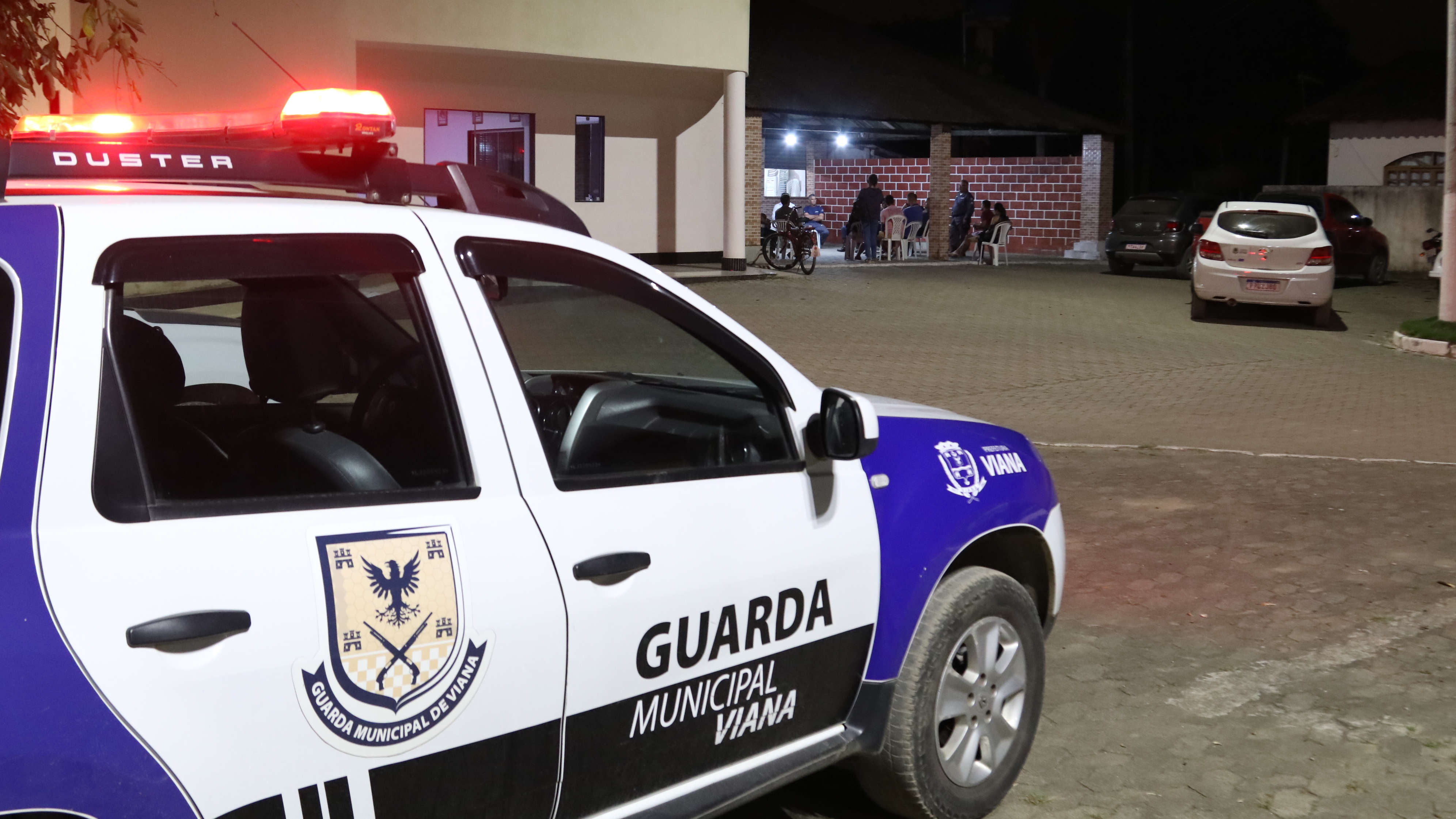 Guarda Municipal de Viana recupera carro roubado em Cariacica e prende suspeitos que fugiram por mata