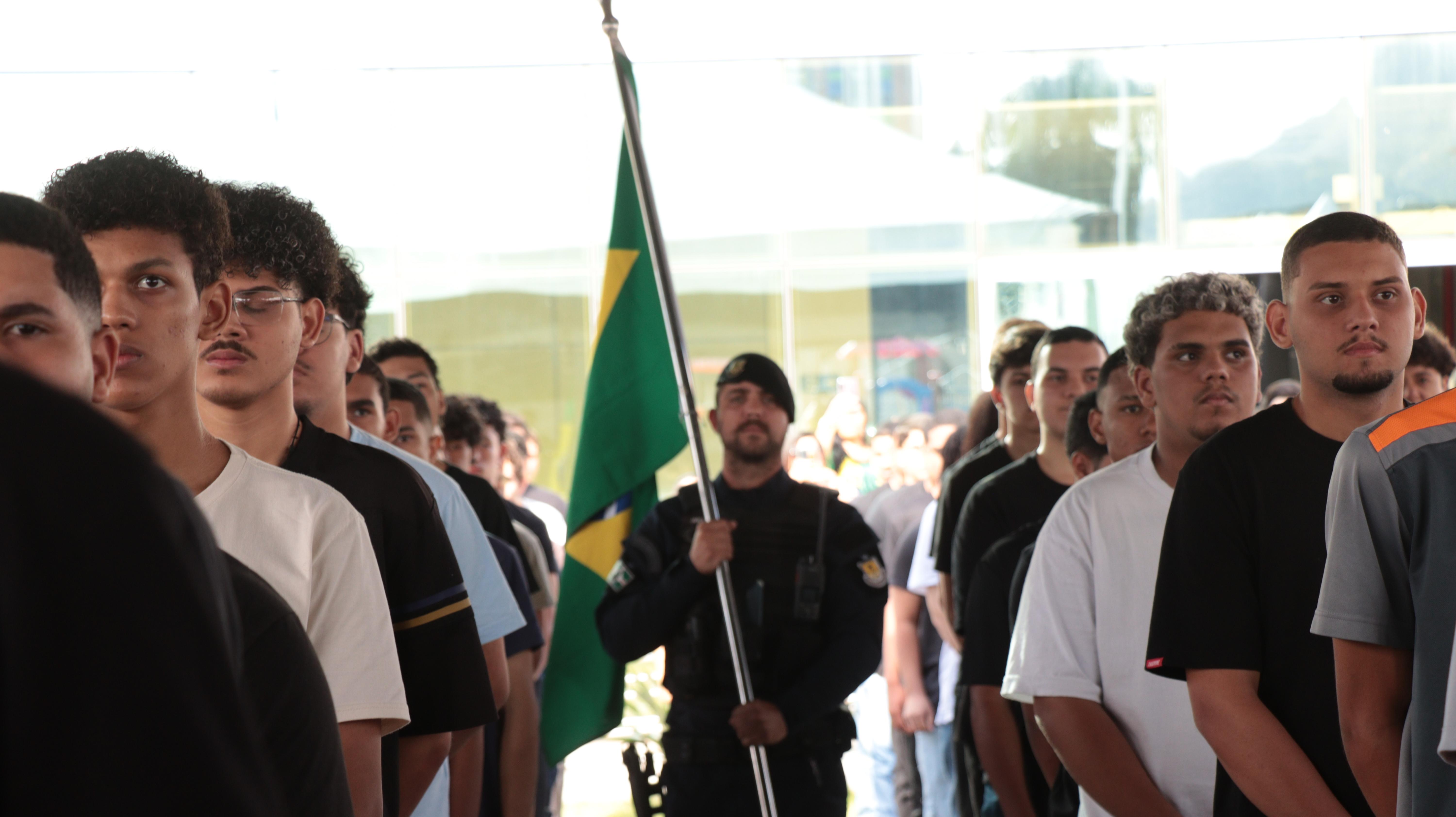 Jovens de Viana participam de juramento à bandeira em cerimônia cívica na Praça do É Pra Já