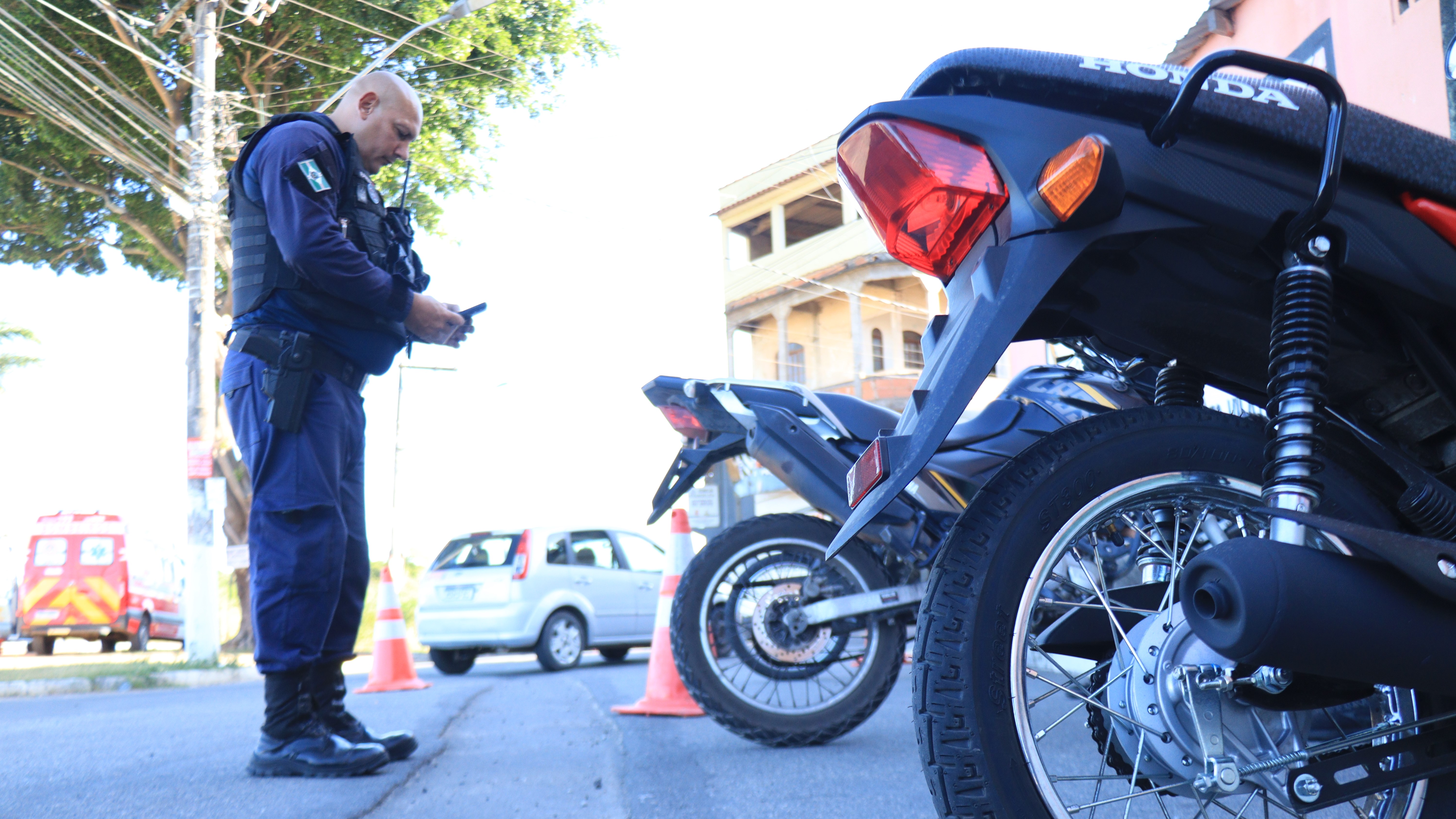 Multas de mais de R$ 3 mil: nova lei em Viana combate escapamentos barulhentos e limita horário de distribuidoras de bebidas
