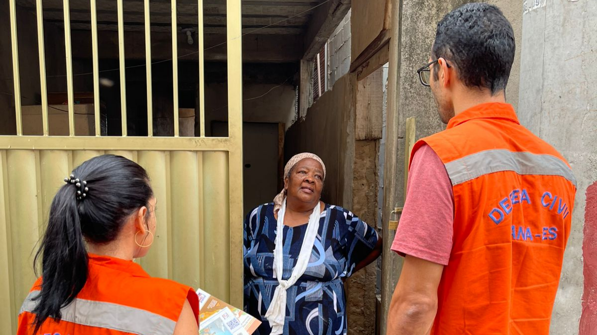 Defesa Civil de Viana reforça prevenção em área de risco com ação educativa na Rua Rio Doce 