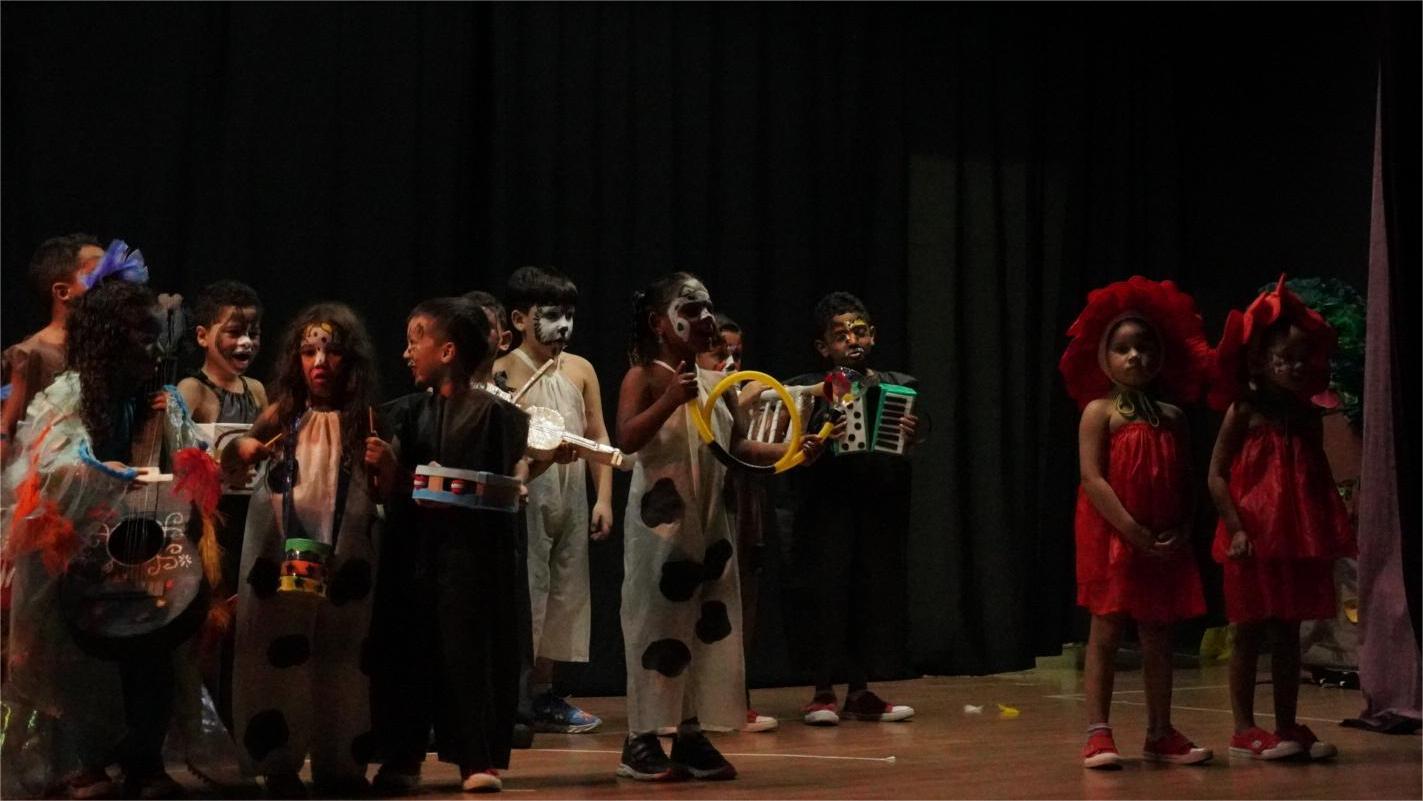 CMEIs de Viana encantam no 7º Festival de Teatro Escolar