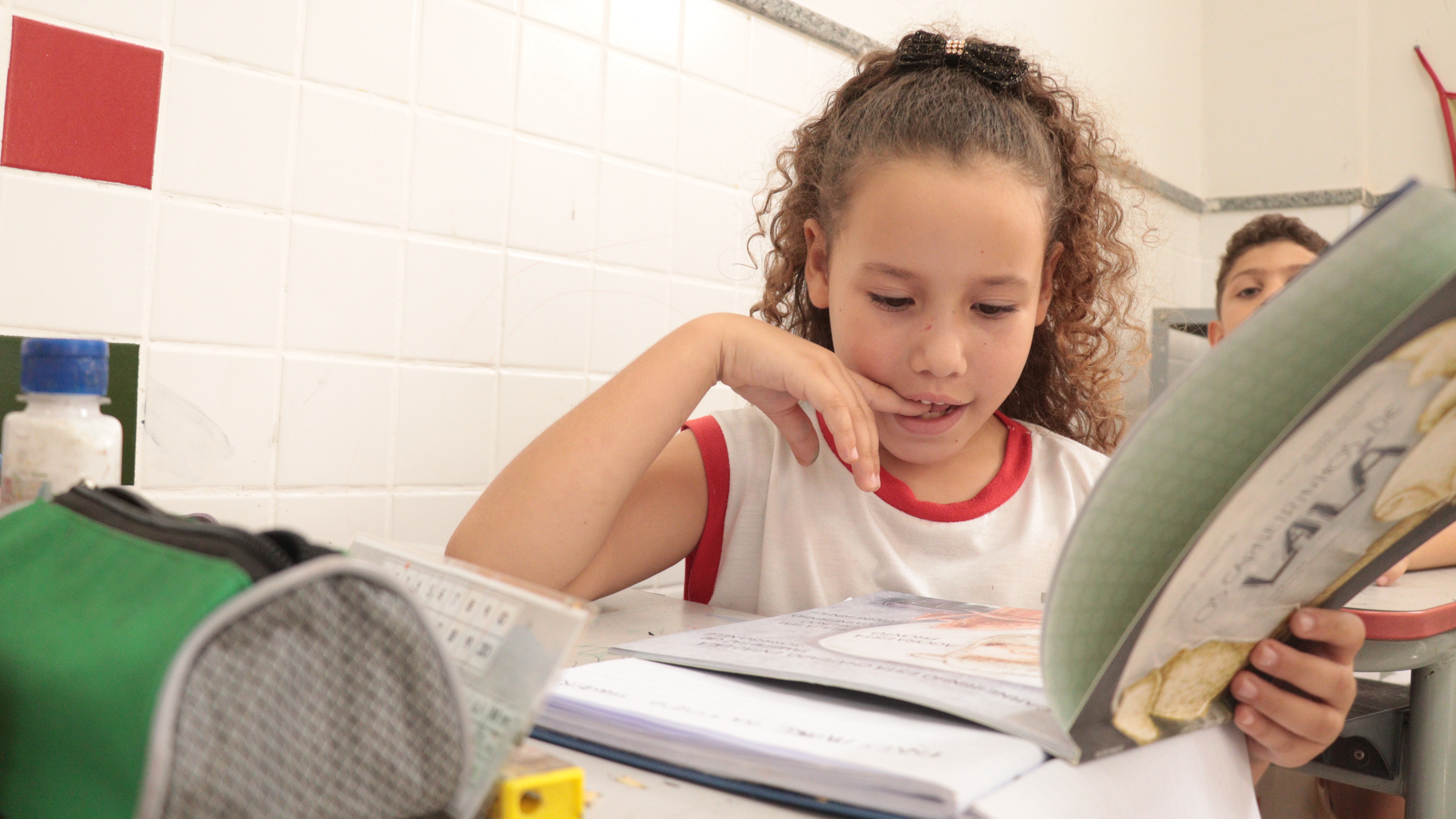 Viana alcança 78% de crianças alfabetizadas e consolida avanço histórico na educação