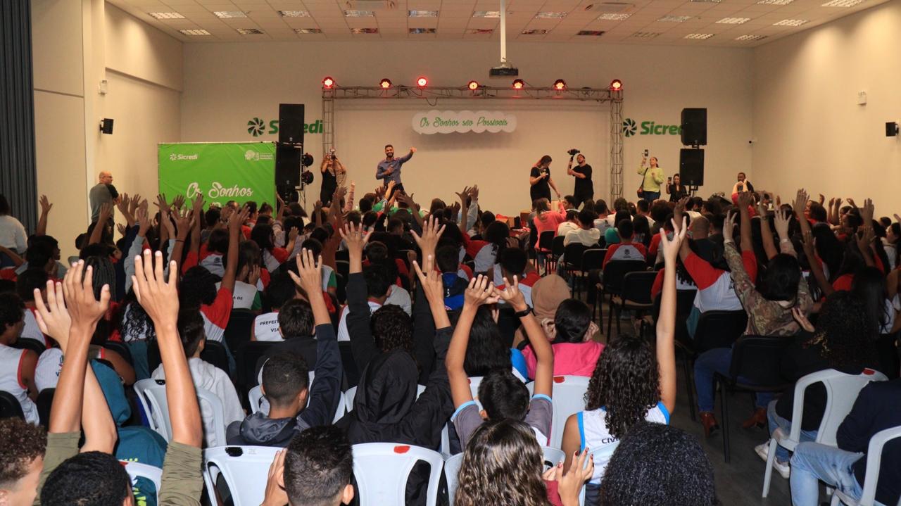 Teatro e aprendizado: Alunos de Viana assistem à peça sobre educação financeira