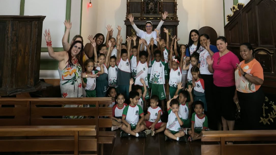 Alunos da EMEF Araçatiba conhecem patrimônio histórico de Viana em visita guiada