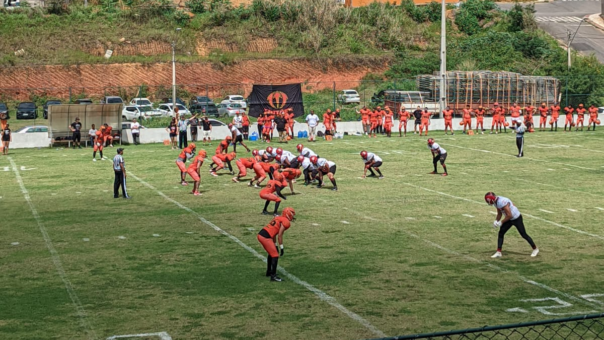 Futebol Americano em Viana: Flamengo e Tritões protagonizam partida acirrada no Estádio Municipal