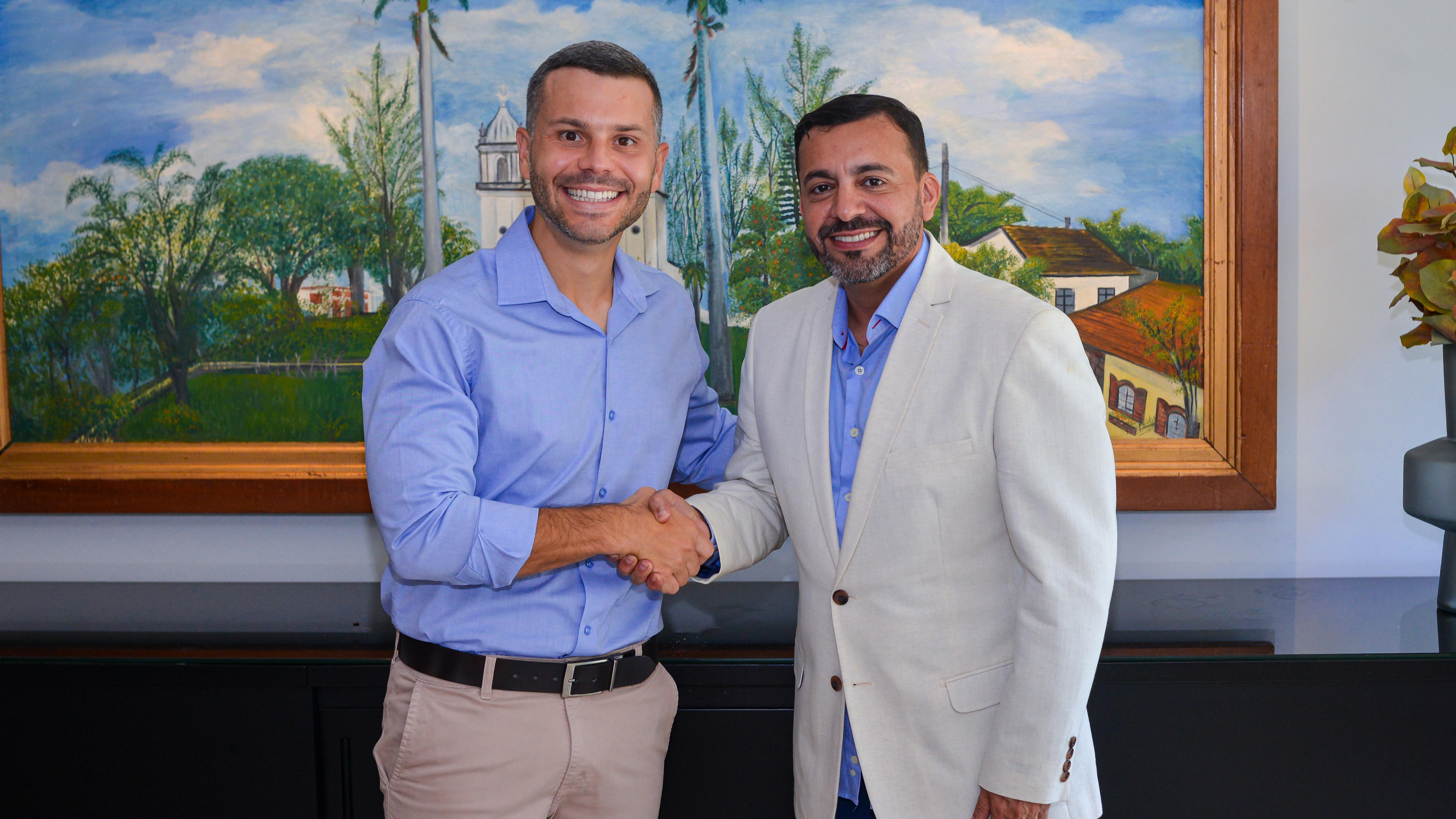 Prefeito Wanderson Bueno transmite cargo ao vice Fabio Dias durante férias