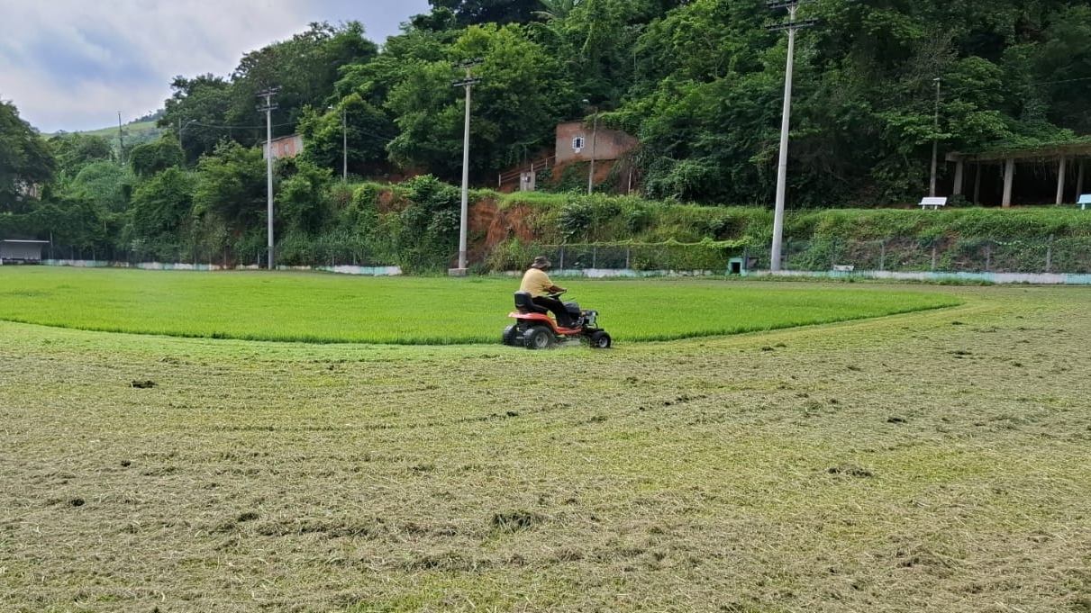 Prefeitura de Viana realiza manutenções nos campos de futebol durante a pausa no calendário esportivo municipal