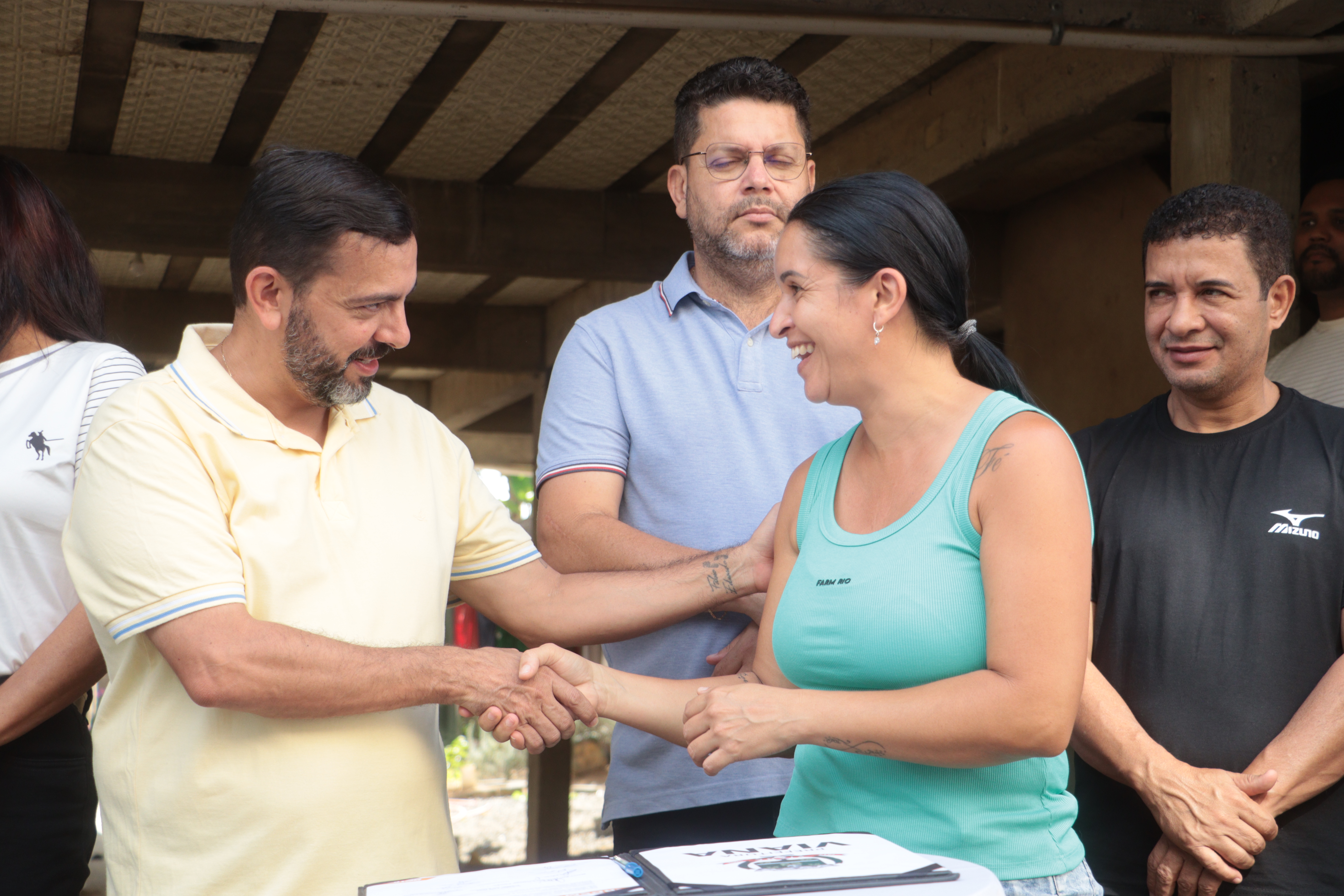 A moradora Adriana assina ordem de serviço que marca início as obras de recapeamento asfáltico da Rua Santa Luzia / Foto: Kaio Torres