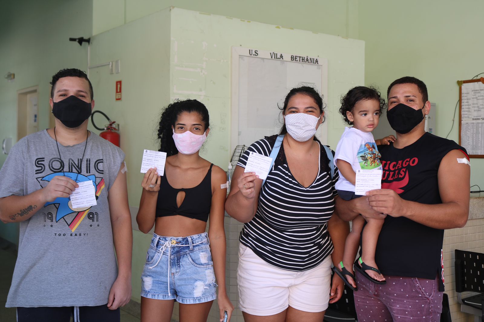 Família reunida para tomar a segunda dose da vacina CRÉDITOS: Carlos Cavaleiro Secom