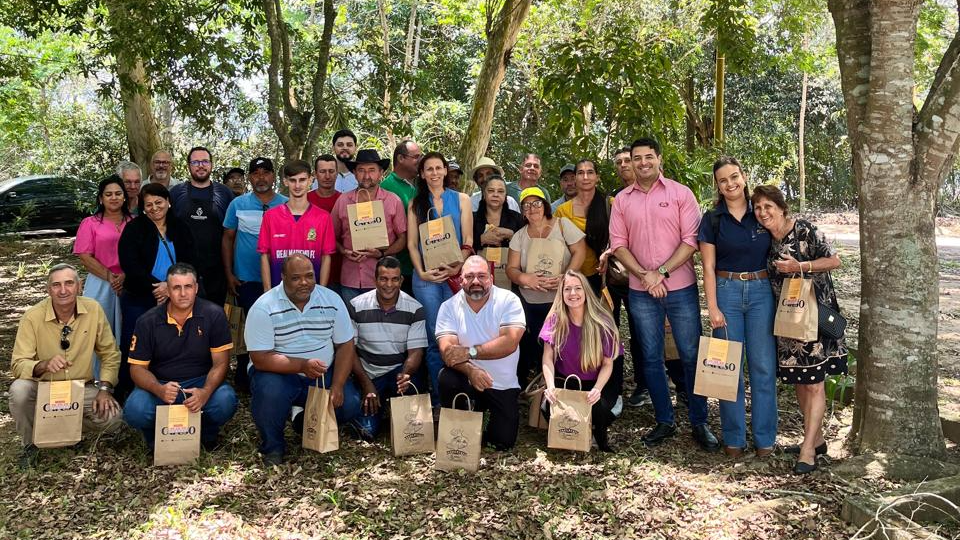 Produtores rurais de Viana participam de excursão para aprender técnicas de manejo do café Conilon