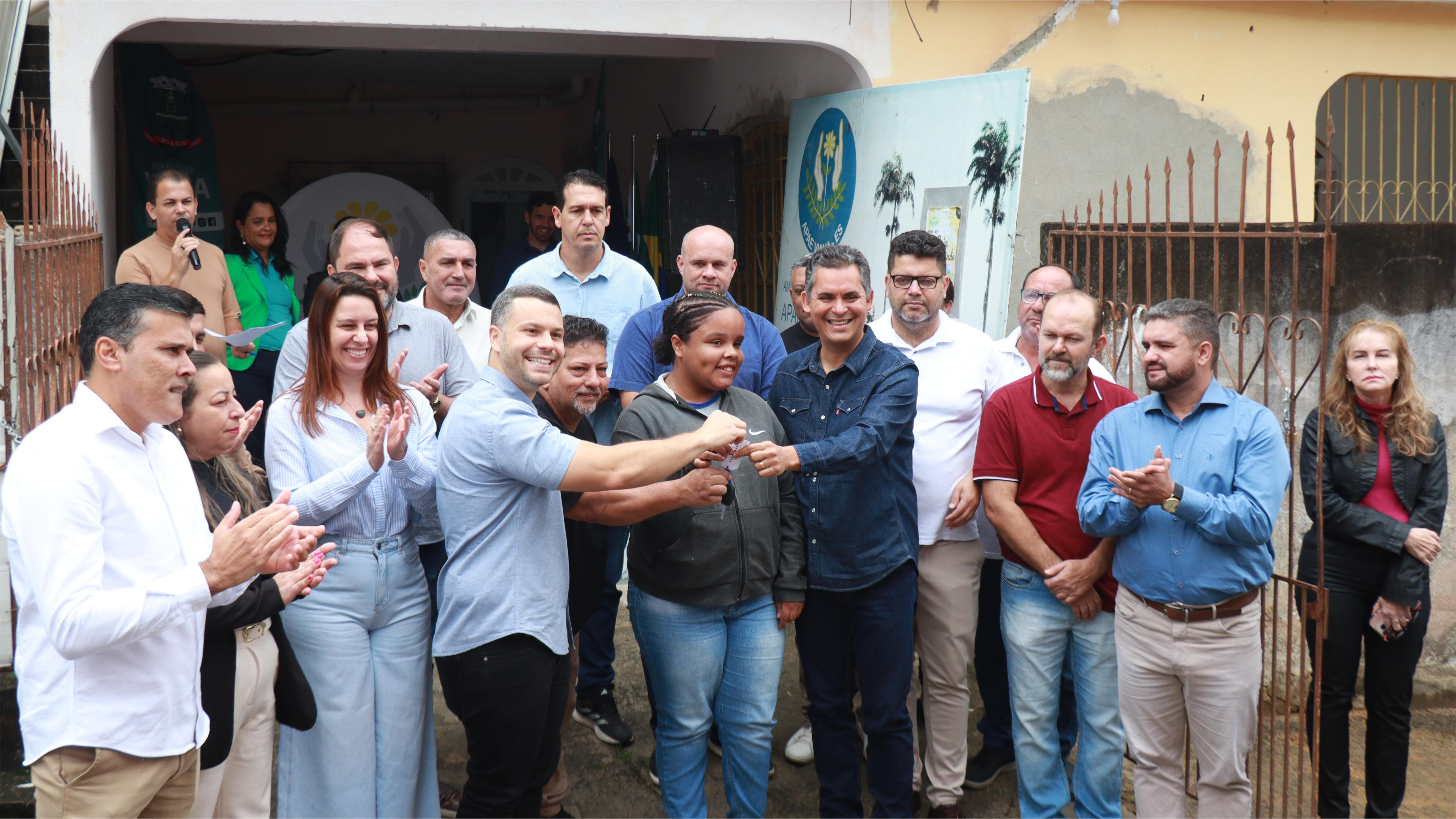 Prefeitura de Viana entrega van adaptada para a APAE e garante mais conforto e segurança no transporte dos alunos