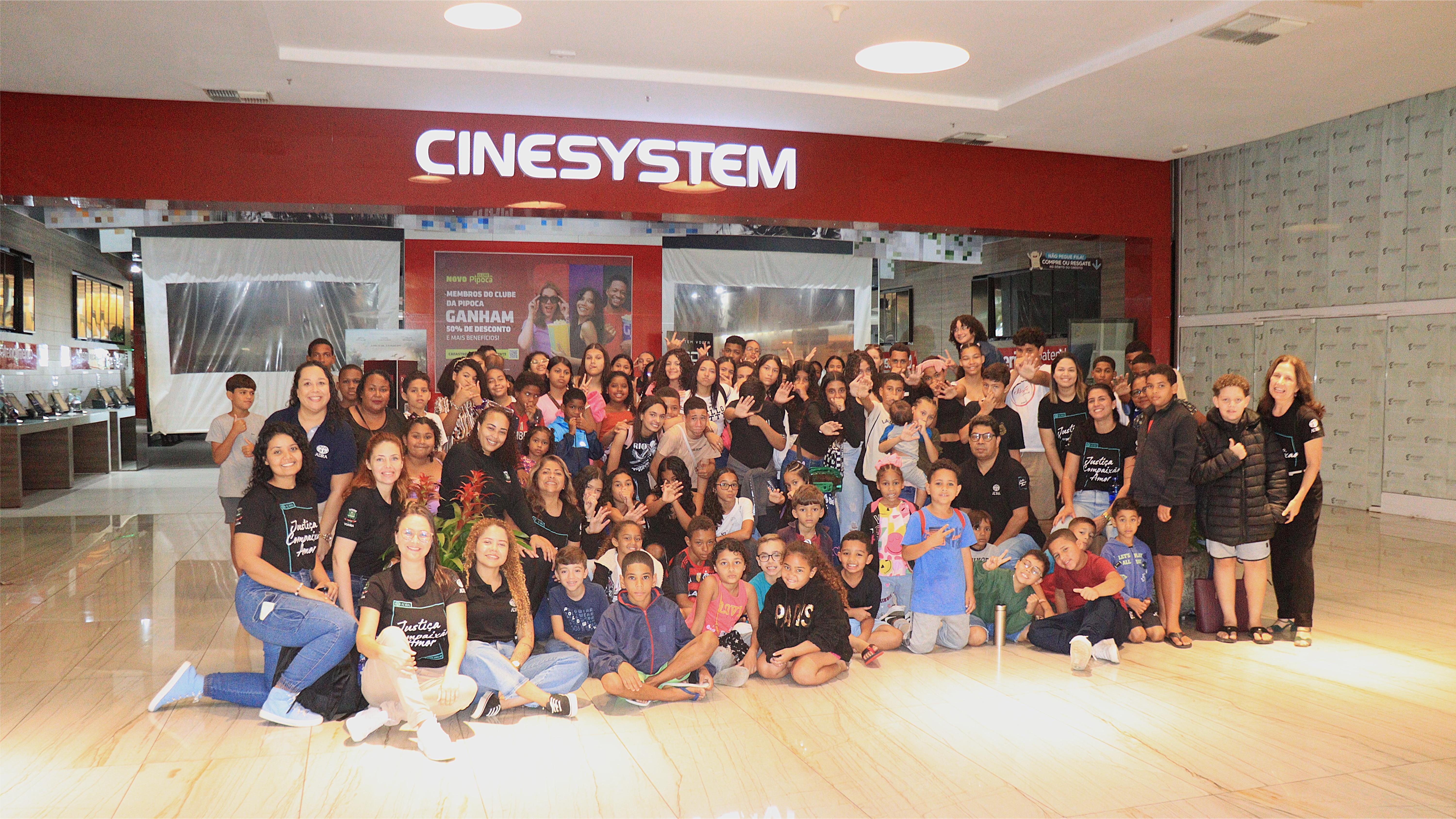 Crianças assistidas por projeto social vivem experiência inesquecível no cinema