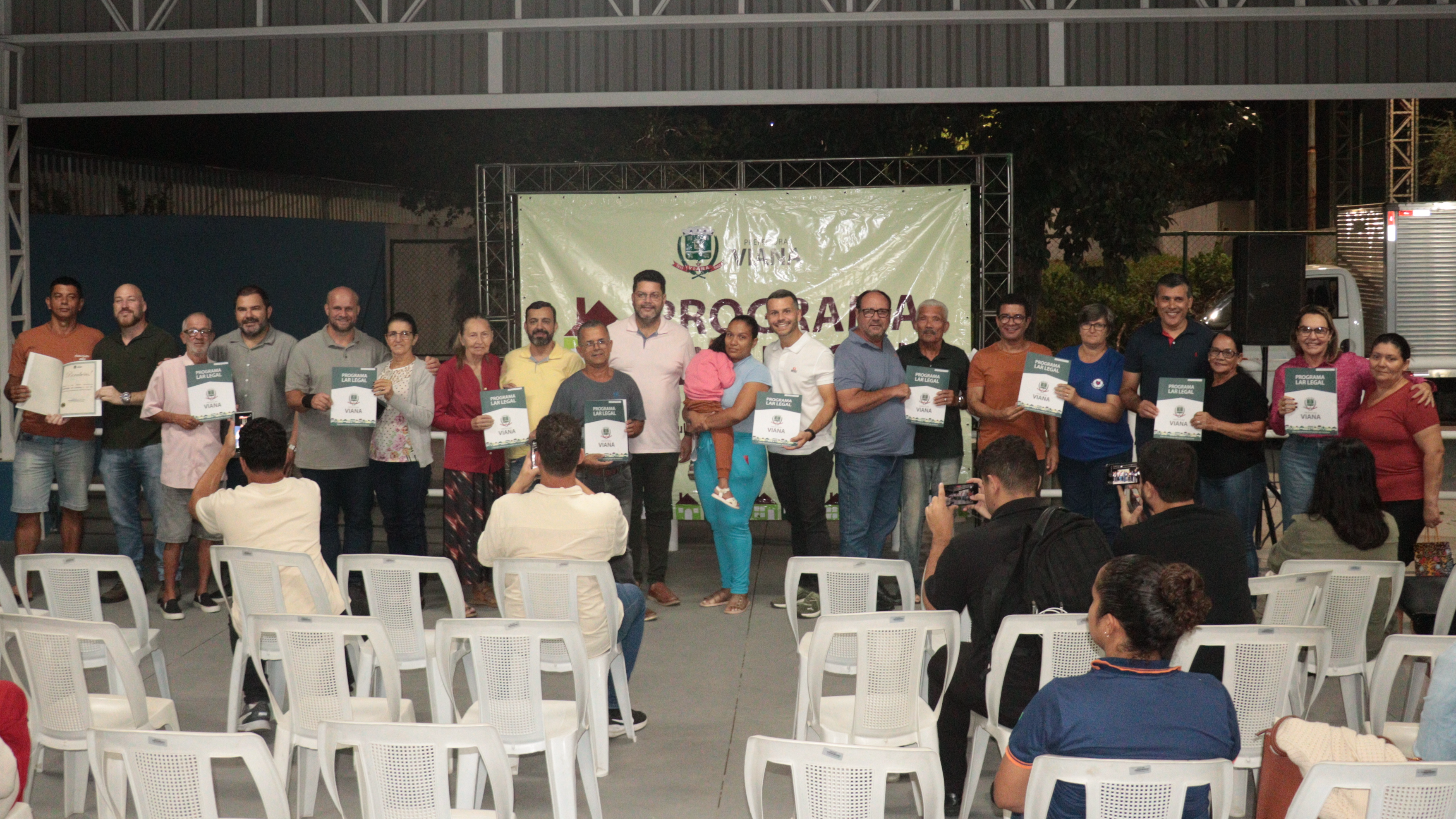 Prefeitura de Viana entrega títulos de legitimação fundiária a moradores de Nova Bethânia pelo programa Lar Legal